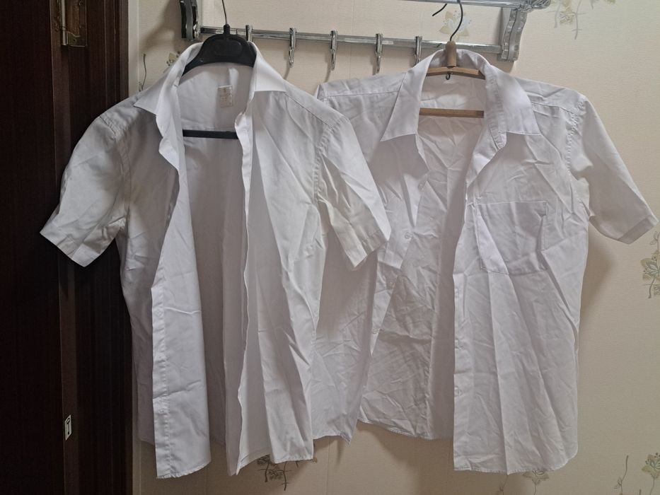 Школьные рубашки синего и белого цвета