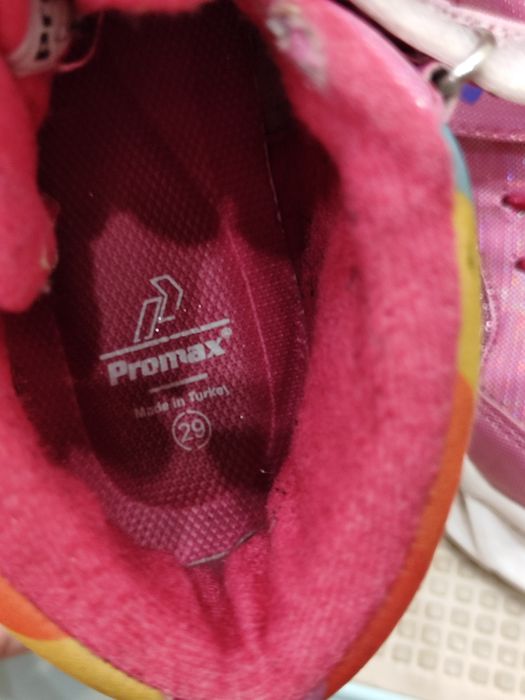 Продам ботинки демисезонные на девочку 29 размер.