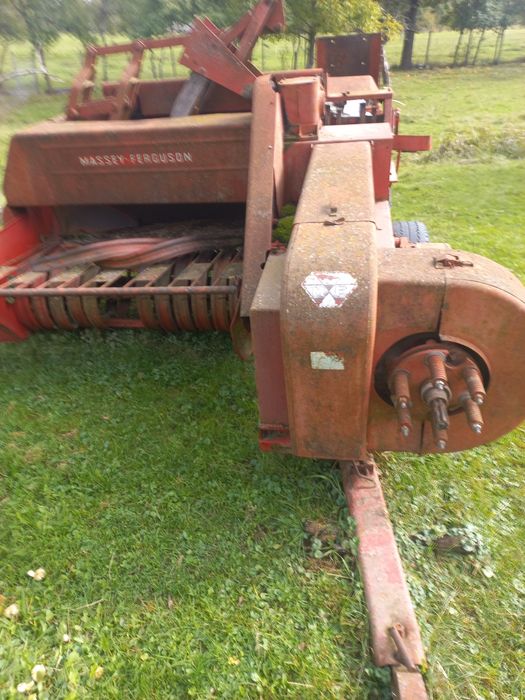 Vând baloți fân și presă de balotat