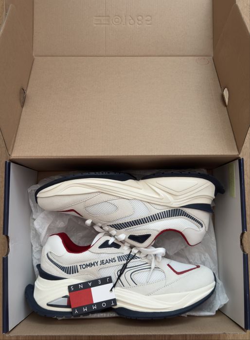 Продавам чисто нови и оригинални обувки на Tommy Jeans