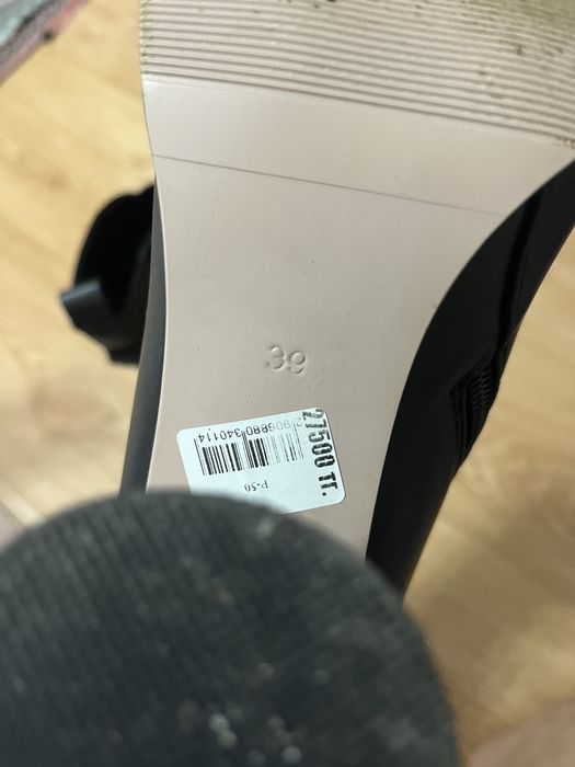 Срочно продам демисезонную ботинку.