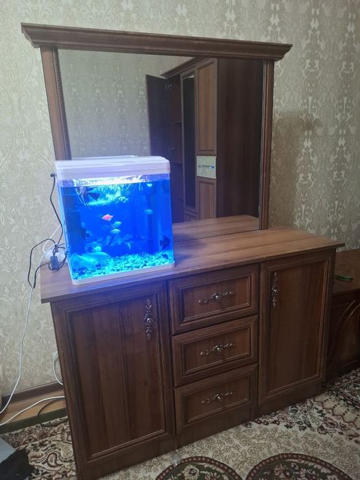 Shkaf va tremo sotiladi xolati yaxshi aybi singan urilgan joyi yoq