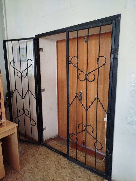 Продам решотчаятую дверь