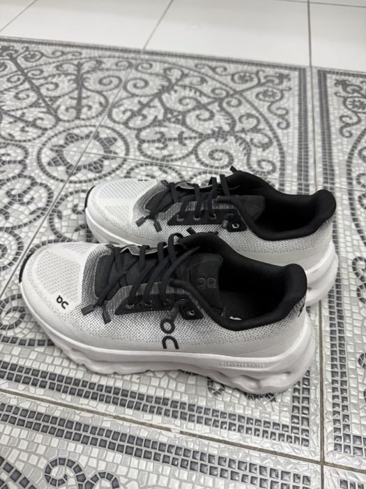 Женские кроссовки