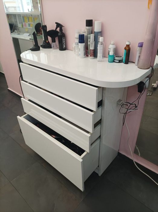 Фризьорски шкаф с две места за поставяне на сешоар