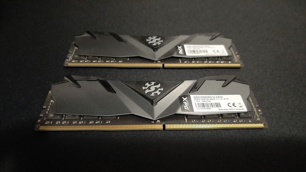 Memorii RAM DDR4 2x8Gb 3200Mhz(OC)