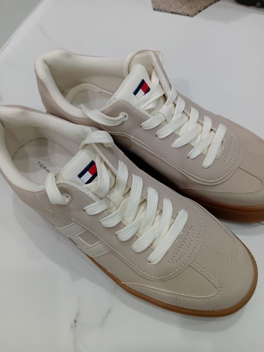 Продаю женские кроссовки