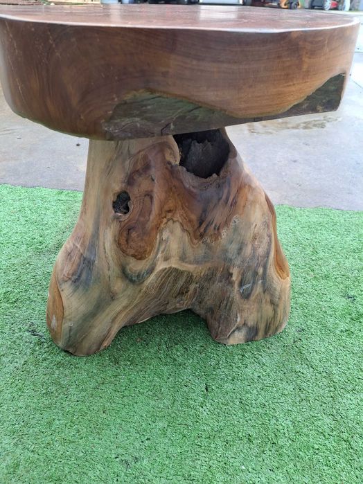 Маса от кореново дърво