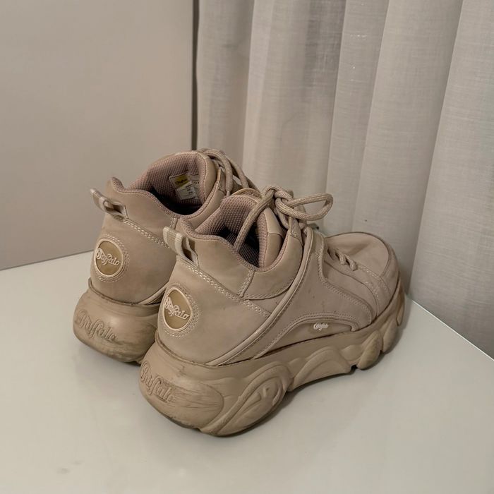 Обувки на марката Buffalo