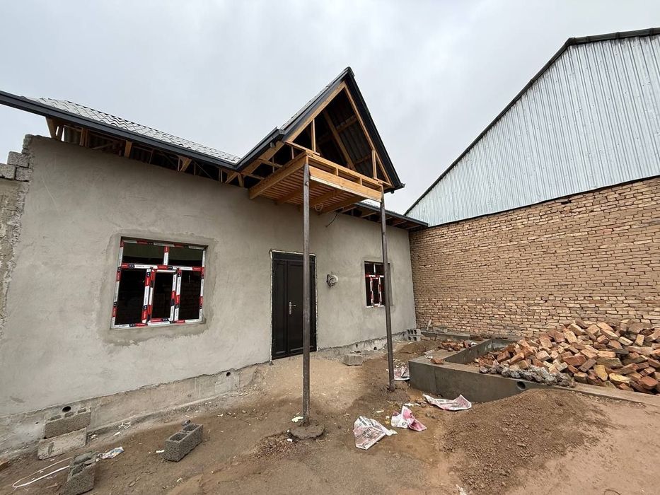 Hovli uy sotiladi 4 hona 2 sotix