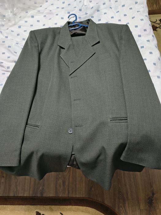 Vând costum bărbat, mărimea 56, în stare foarte bună
