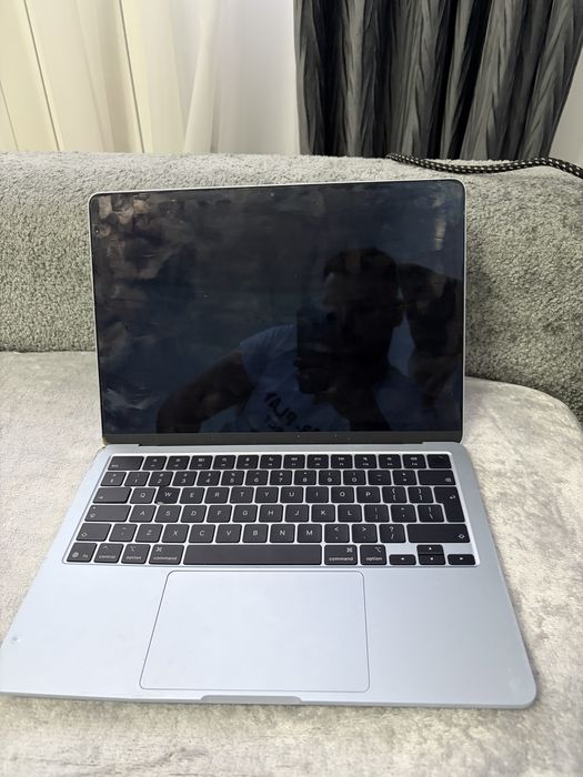 Vand laptop air 2025 macbook M4  piese