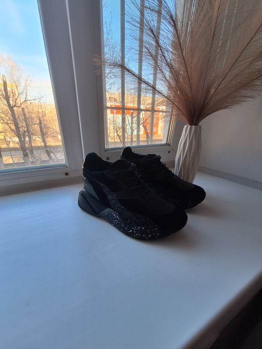 Продам кроссовки р39 турция