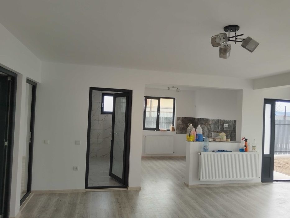 Casa noua de vanzare cu utilitati: gaze, curent, apa și canalizare