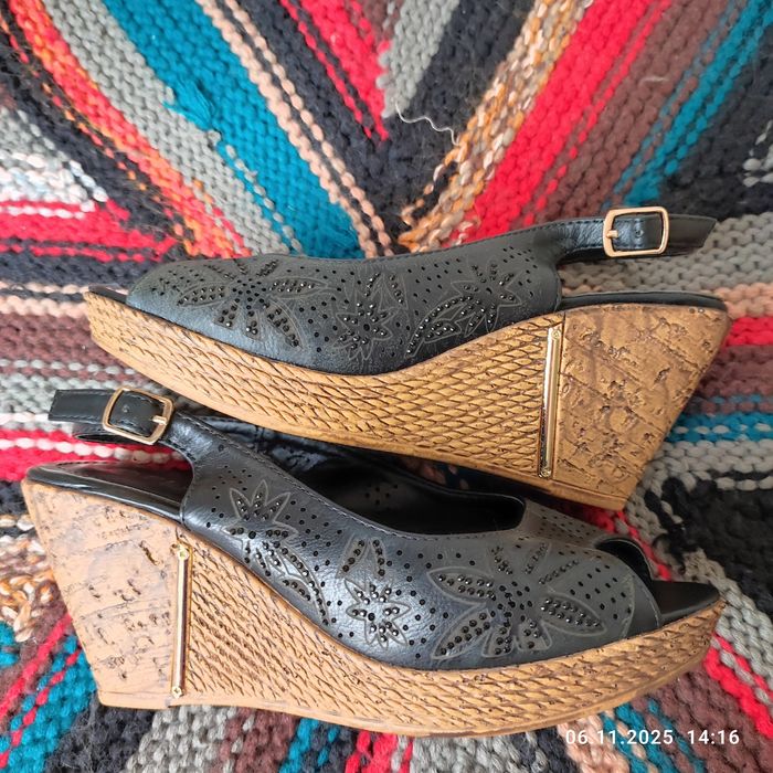 Продаю новые босоножки