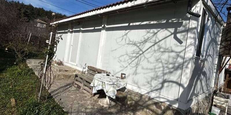 Едноетажна, обзаведена, сглобяема къща за продажба, с двор, в горната