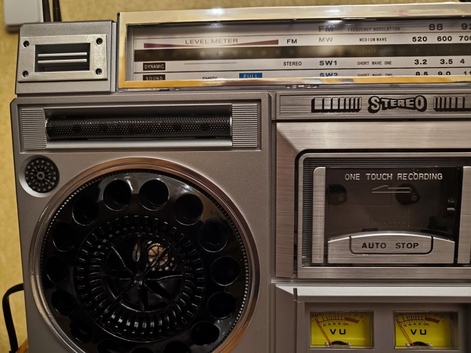 Стерео магнитола пять в одном. Новая.