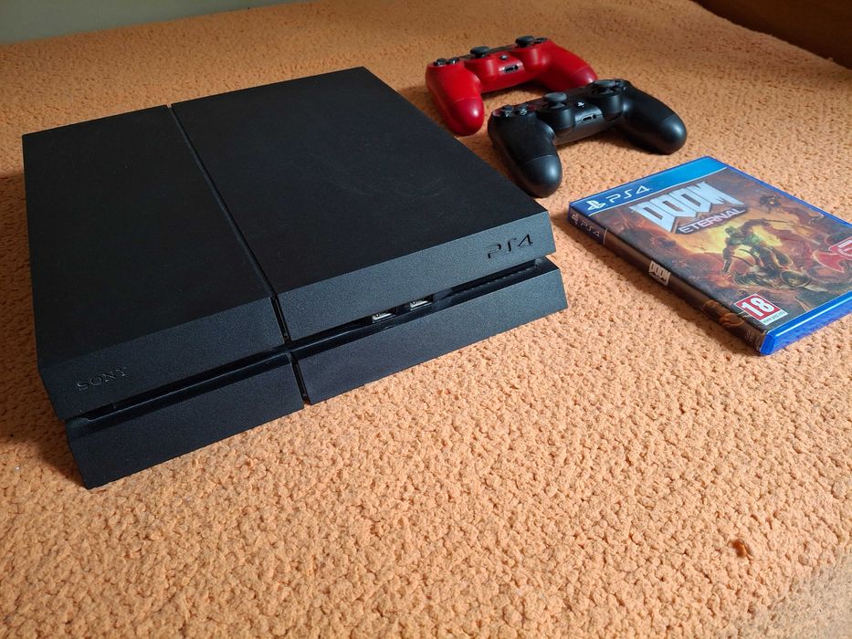 Продавам PlayStation 4  конзола 500 GB с 2 контролера и 1 игра