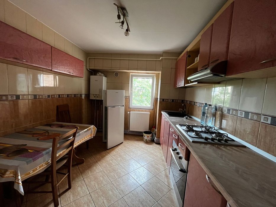 inchiriez  apartament 3 camere Nicolina 1