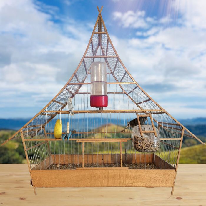 Ръчно изработена дървена клетка за декоративни птици