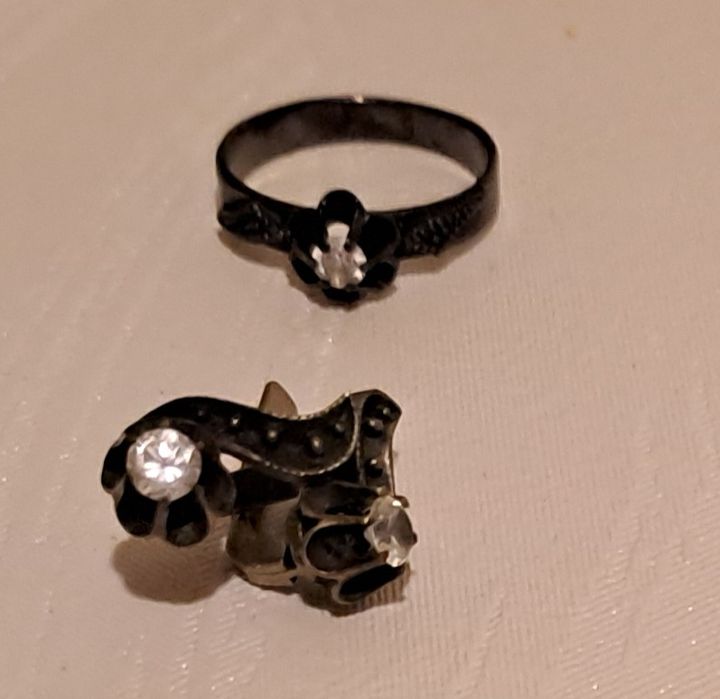 Серебряные сережки и колечко.