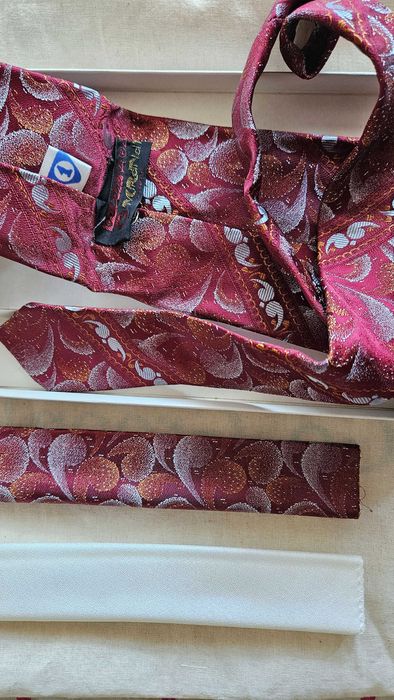 Комплект вратовръзка и кърпички за джоб