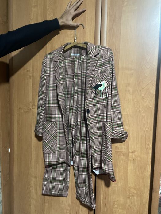 Костюм женский , размер М , пиджак и штаны , новый , одела один раз