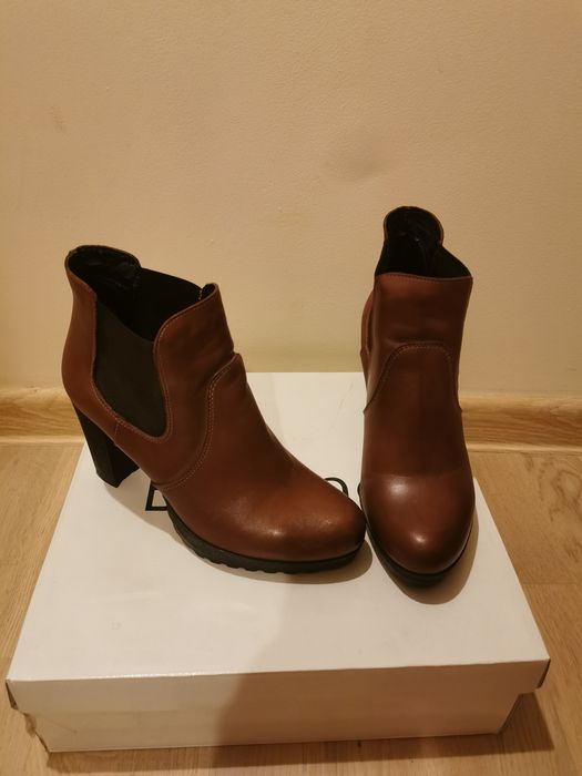 Ghete din piele naturala cu toc 38