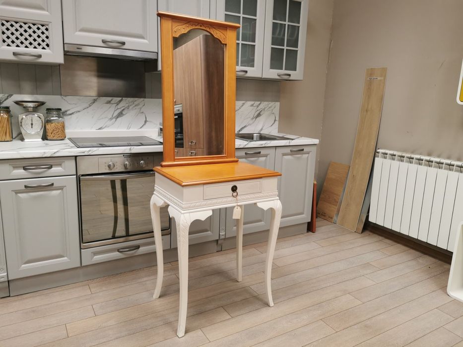 Тоалетка с огледало