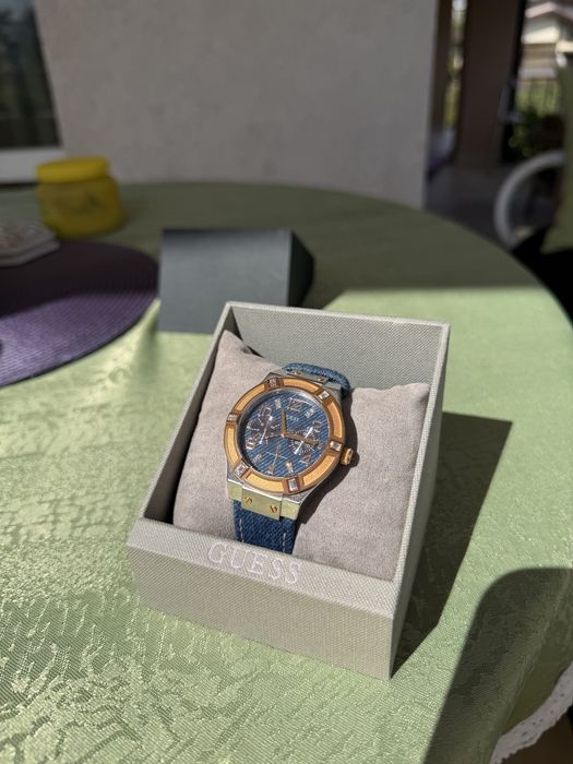 Часовник GUESS..