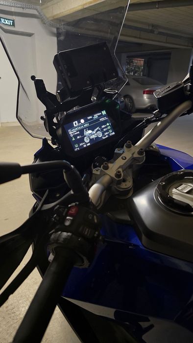 BMW F900 XR 2023 – Te ține lipit de șa mai bine decât fostul/fosta!