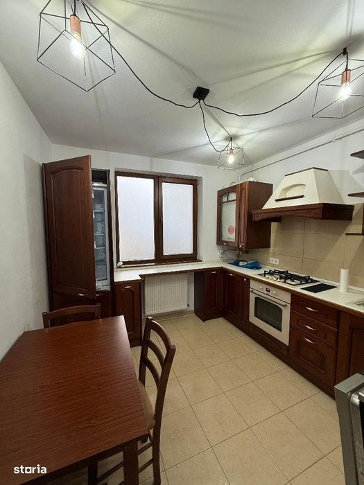 De vanzare Apartament 4 camere cu scara interioara zona Cetate-Piata.