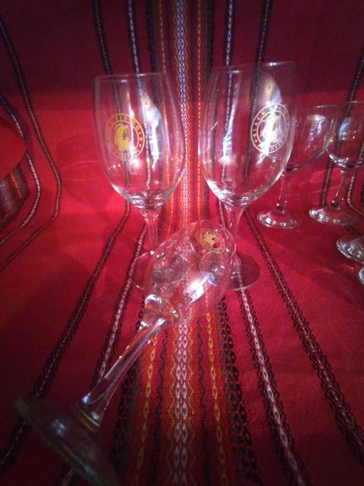 Продавам стъклени и порцеланови чаши