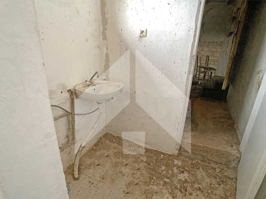 Продава тухлена селска къща в ЕКО село Беджене, община Нови пазар.