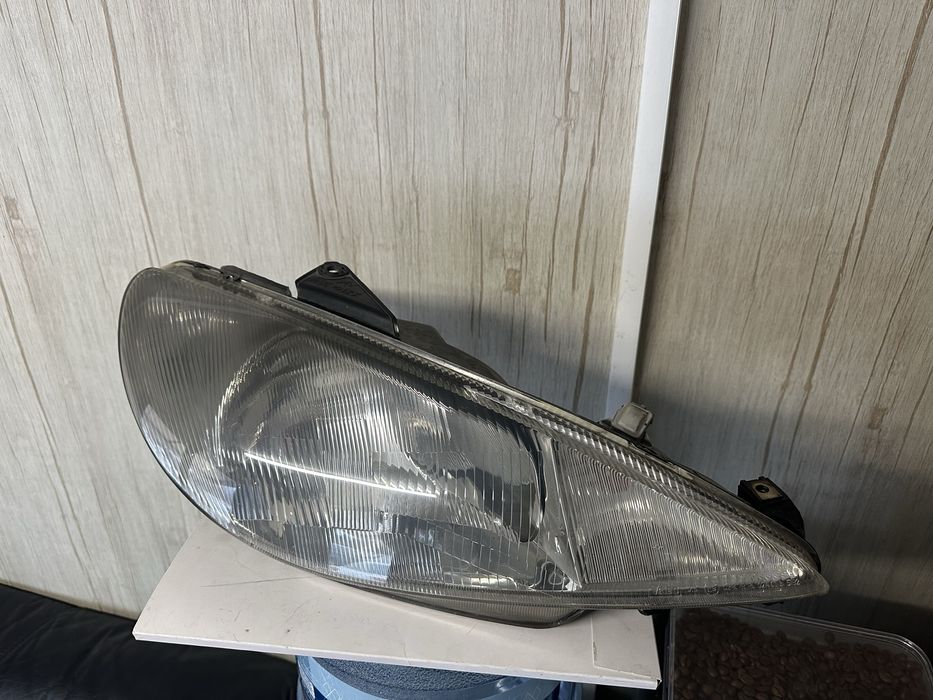 Десен фар за Пежо 206