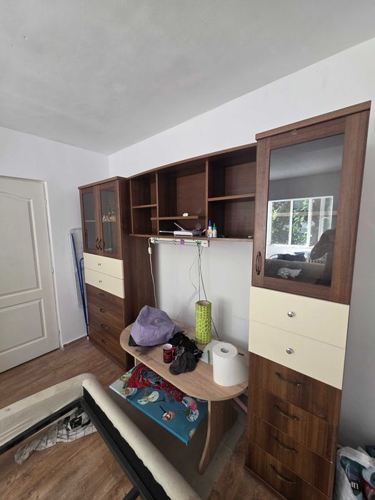 Mobilier maro cu spatiu pentru birou