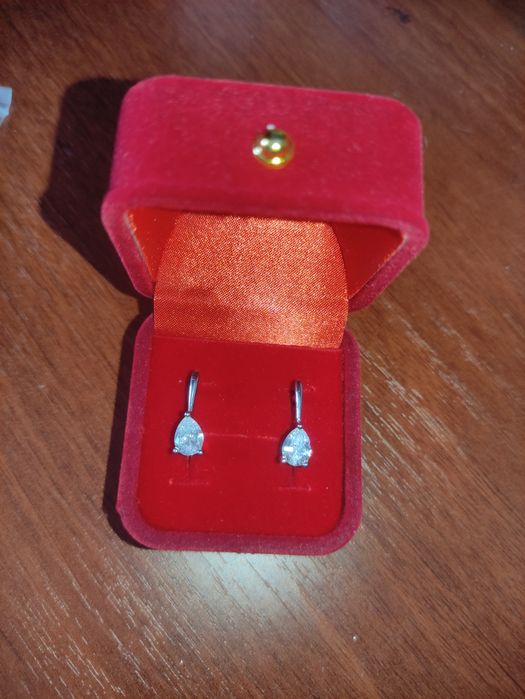 Продам серьги новые серебро