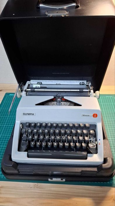 Пишеща машина Olympia Monica