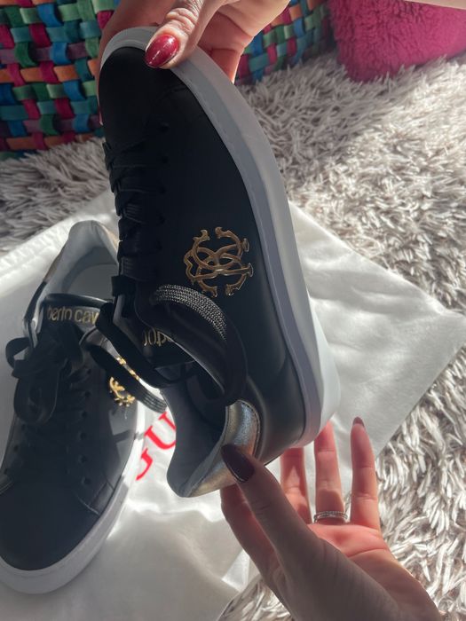 Adidași negri marca Roberto Cavalli în stare foarte bună de vânzare.