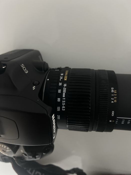 Canon EOS 550D cu obiectic Sigma 18–200mm OS