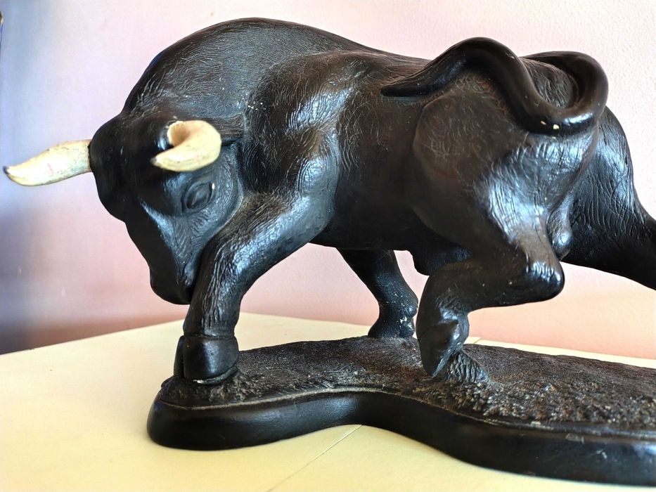 Много Рядка Испанска Колекционерска Фигура-Бик