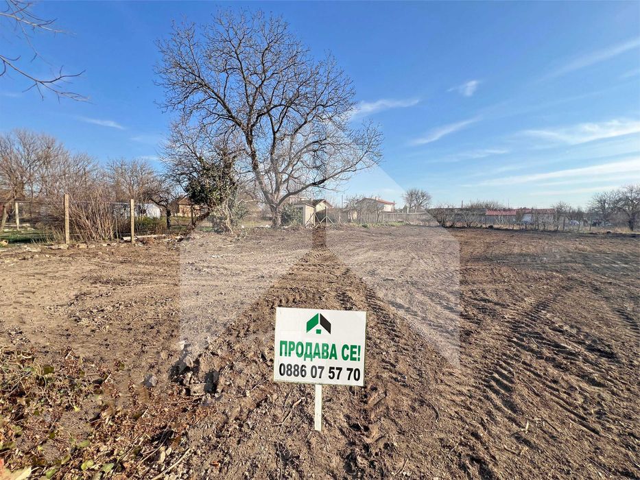 Продава парцел В РЕГУЛАЦИЯ, на главна улица в гр. Плиска с ТОК и ВиК.