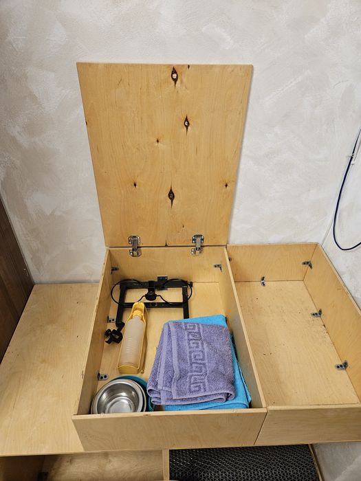 Домик для собаки с мисками и ящиками