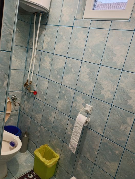 продавам солидна къща с гараж 2 мазета и допълн. къща с алея и веранда