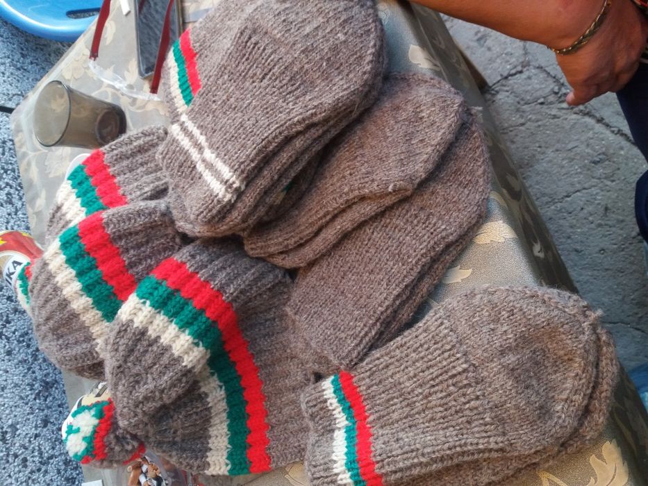 Вълнени шапки и чорапи шапките са на цена от 18лв а чорапите са 14лв