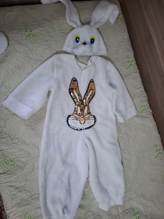 Красивый костюм зайчика