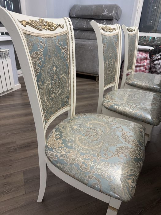 Раскладной стол с 8 стульями