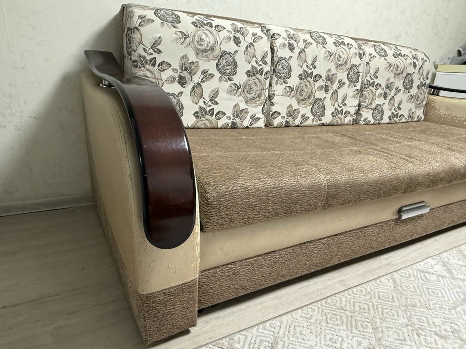 Продам диван для гостиной