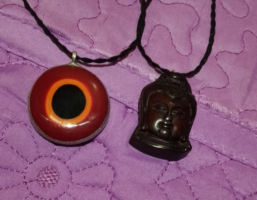 Vînd două talismane unu cu buda din jad și unul ochiul protector.