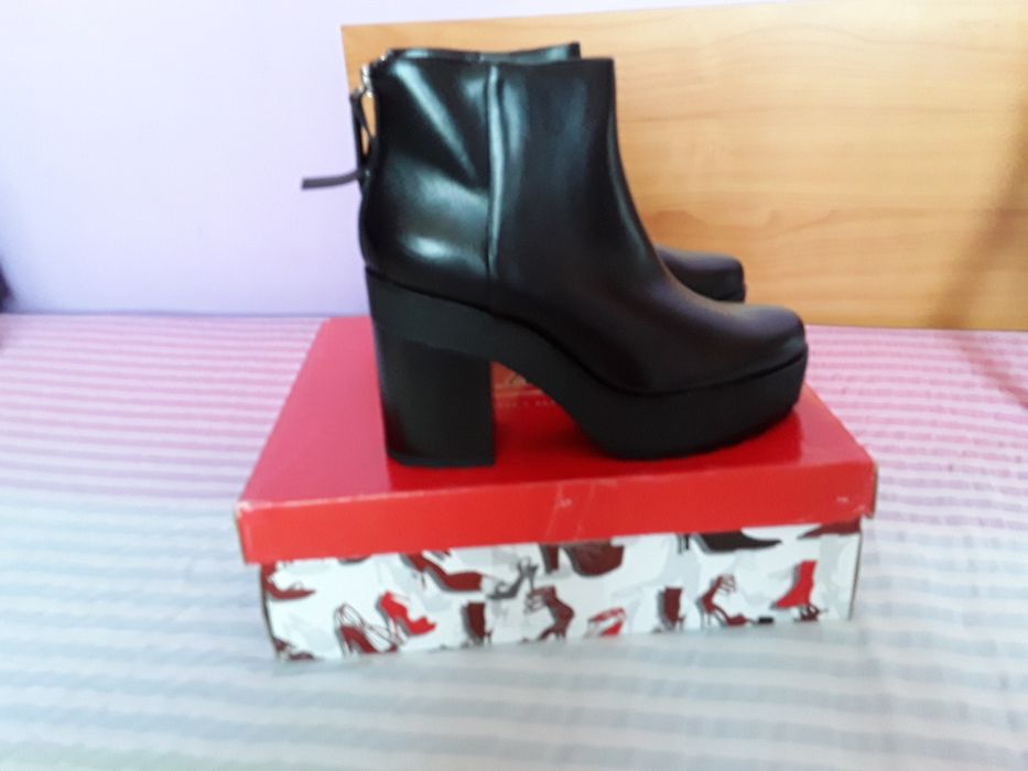 Vând Ghete Dama Platformă Bershka Noi Italia Mărimea 38